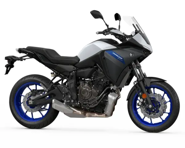 Yamaha Tracer 700 dane techniczne: sportowo-turystyczny motocykl z silnikiem CP2, czarno-biały, z niebieskimi felgami.