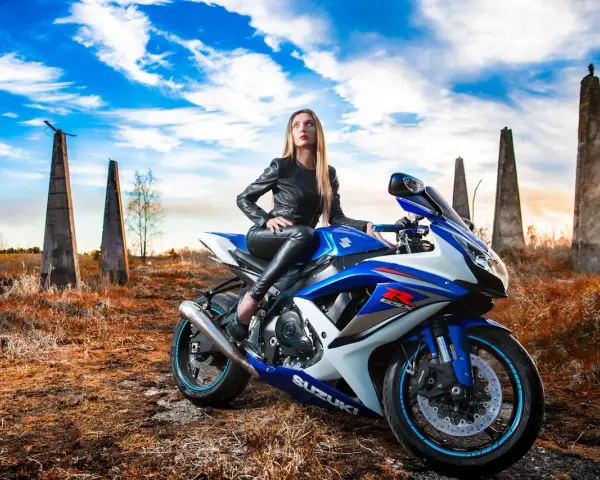Kobieta na sportowym Suzuki GSX-R. Idealny motocykl na 190 wzrostu, by poczuć wolność.