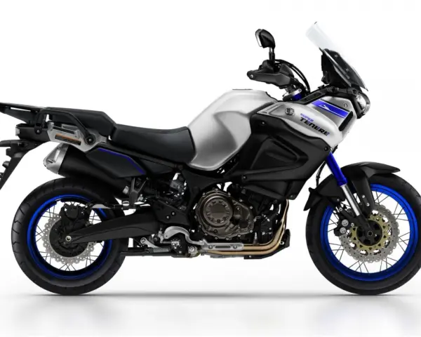 Srebrno-czarny motocykl Yamaha Super Tenere 1200 z niebieskimi akcentami, gotowy na przygodę. Dane techniczne dostępne dla każdego podróżnika.