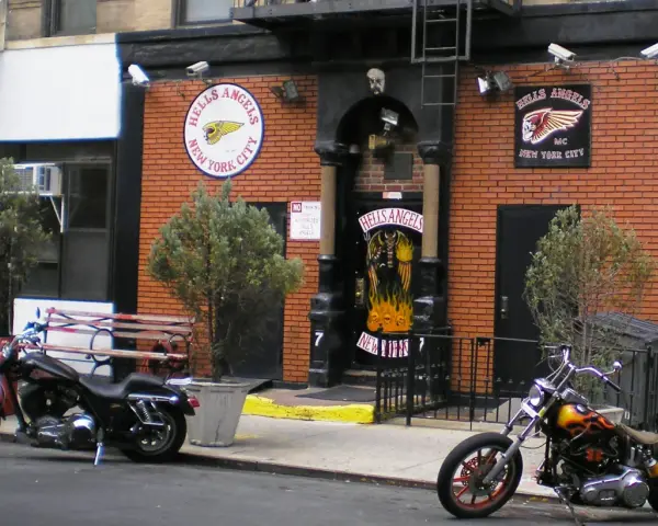 Budynek Hells Angels w Nowym Jorku z motocyklami przed wejściem.