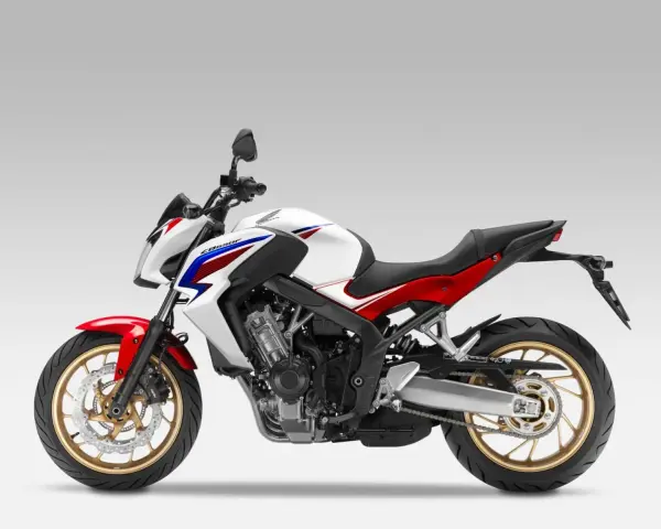 Sportowy motocykl Honda CB650F w białym, czerwonym i niebieskim malowaniu. Szczegółowe honda cb650f dane techniczne dostępne online.