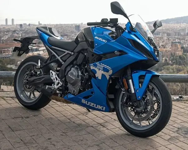 Niebieski motocykl sportowy Suzuki GSX na tle miasta.