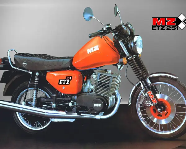 Pomarańczowy MZ ETZ 251, legendarny motocykl, który w zależności od wersji miał od 17 do 22 KM.