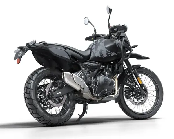Czarny motocykl Royal Enfield Himalayan z szarym kamuflażem na baku, gotowy na każdą wyprawę.