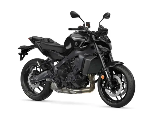 Czarny motocykl Yamaha MT09, gotowy do podboju miejskich ulic. Agresywny wygląd i sportowy charakter.