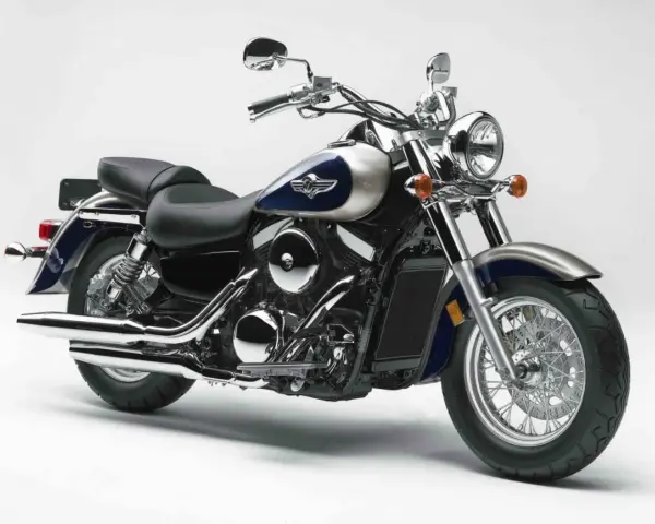 Błyszczący Kawasaki Vulcan 1500, klasyczny cruiser. Choć piękny, warto znać jego potencjalne wady przed zakupem.