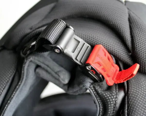 Jak prawidłowo zapiąć kask motocyklowy? Sekrety DD i Microlock.