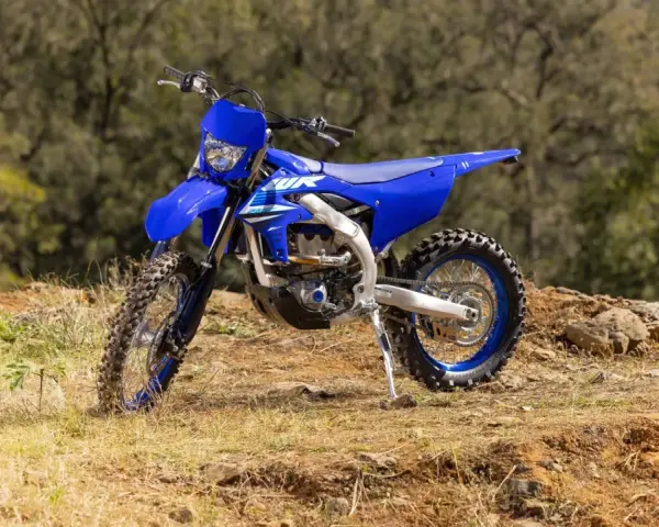 Niebieski motocykl Yamaha WR250F na tle leśnym. Szczegółowe yamaha wr 250 f dane techniczne dostępne dla miłośników off-roadu.