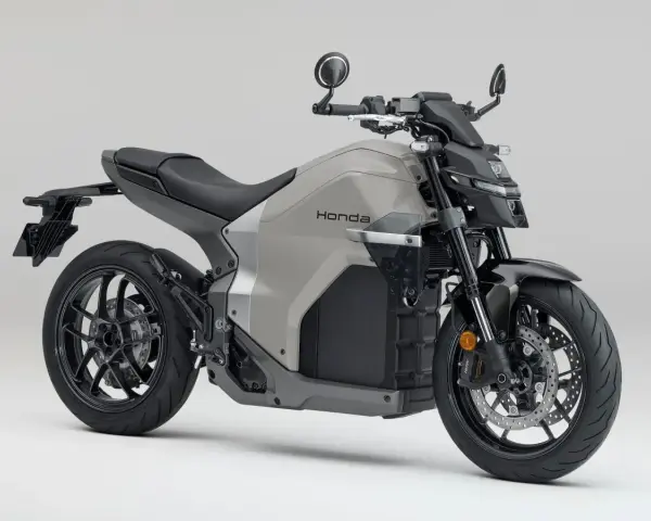 Nowoczesny, szary japoński motocykl Honda z czarnymi akcentami, gotowy na podbój miejskich ulic.