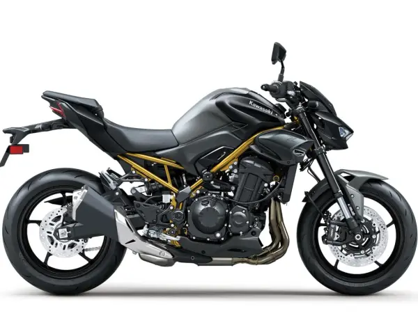 Stylowy, czarny Kawasaki Z900 z widoczną złotą ramą, gotowy na podbój dróg.