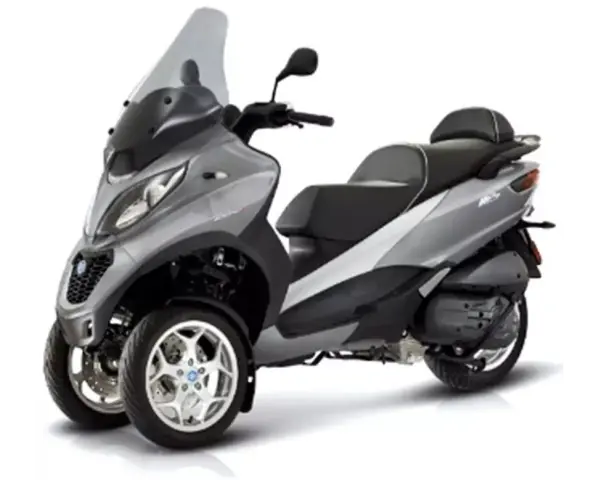 Srebrny Piaggio MP3 400 czy 500? Trójkołowy skuter z przyciemnianą szybą i sportowym designem.