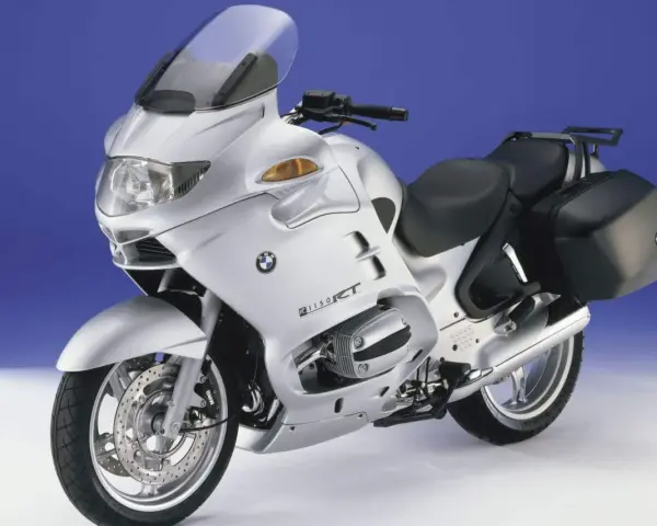 Srebrny motocykl BMW R1150RT z kuframi. Poznaj jego bmw rt 1200 dane techniczne i możliwości.