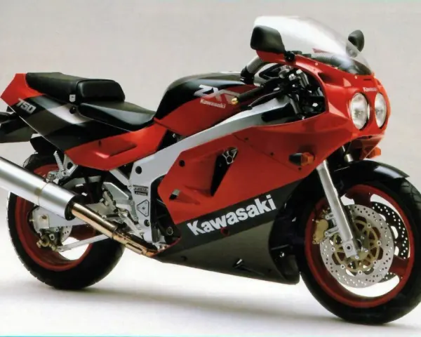 Czerwono-czarny motocykl Kawasaki ZXR 750 z lat 90. z charakterystycznym malowaniem i sportowym wyglądem.