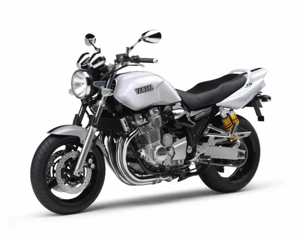 Srebrny motocykl Yamaha XJR 1300, klasyczny naked bike. Poznaj jego yamaha xjr 1300 dane techniczne.
