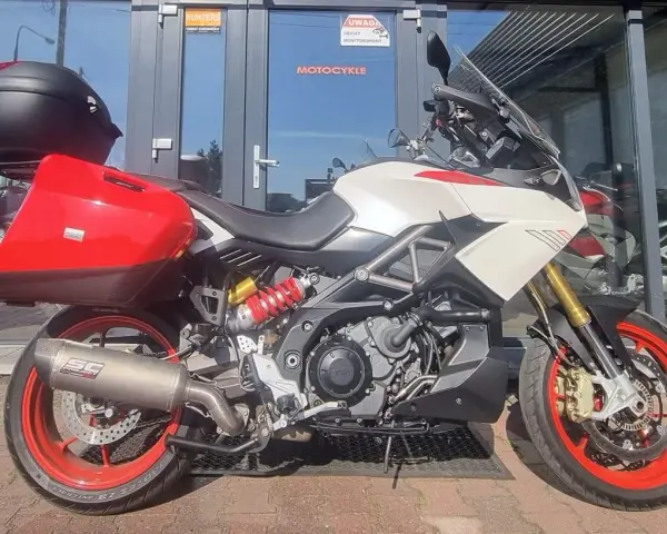 Sportowy motocykl Aprilia Caponord 1200 z kuframi i sportowym wydechem SC Project. Poznaj jego dane techniczne!