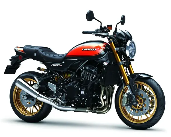 Stylowy motocykl Kawasaki Z900RS w kolorze czarnym z pomarańczowymi akcentami i złotymi felgami. Klasyka w nowoczesnym wydaniu.