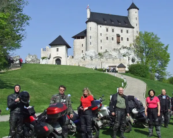 Jura motocyklem: Gotowe trasy, zamki i off-road. Jedź ze mną!