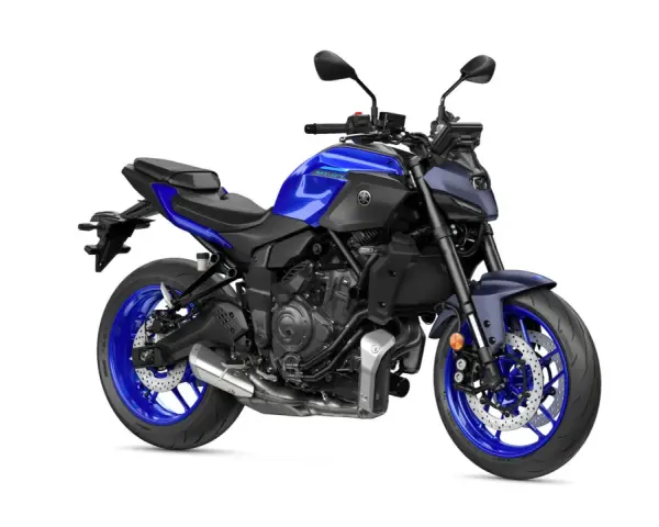 Niebieski motocykl Yamaha MT-07 na białym tle.
