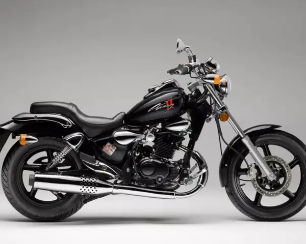 Czarny motocykl Kymco Zing 125, idealny do miasta. Sprawdź kymco zing 125 dane techniczne.