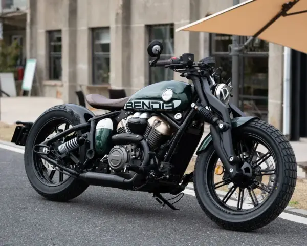 Zielony chopper Benda, idealny jako jaki chopper do 20 tys. z klasycznym designem i mocnym silnikiem.