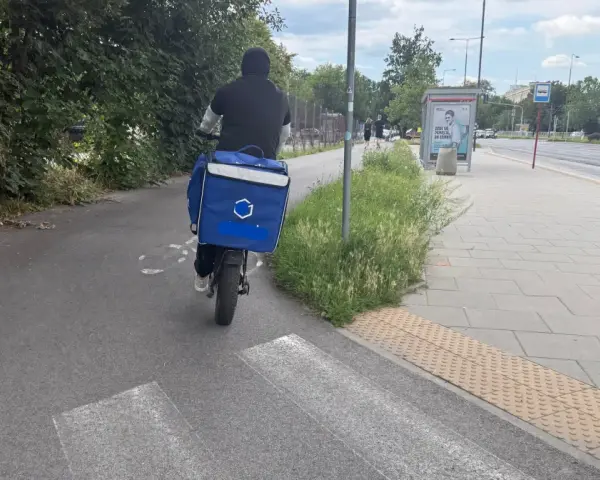 Motorower na drodze dla rowerów? Uniknij mandatu i zagrożeń!