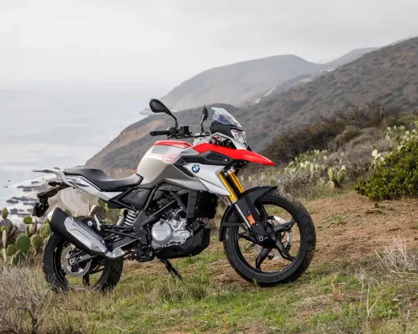 BMW G 310 GS na tle górskiego krajobrazu z widokiem na ocean. Poznaj jego dane techniczne i możliwości terenowe.
