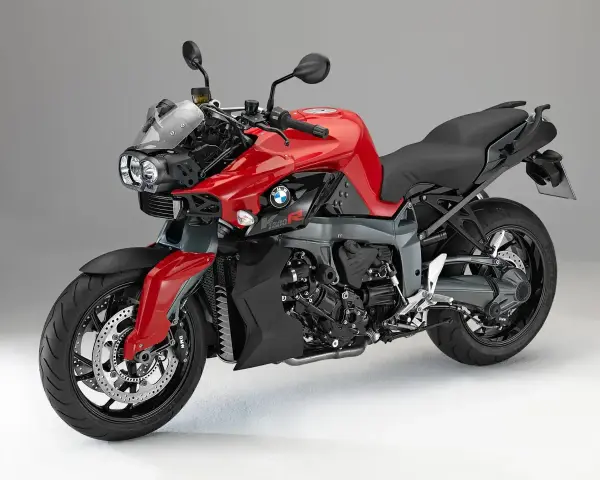 Czerwony motocykl BMW K1300 z czarnymi elementami, gotowy do jazdy.