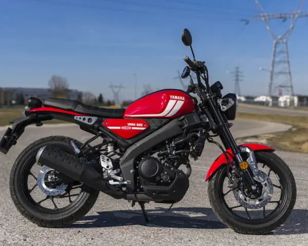 Czerwony motocykl Yamaha XSR 125 na asfalcie. Poznaj jego yamaha xsr 125 dane techniczne.