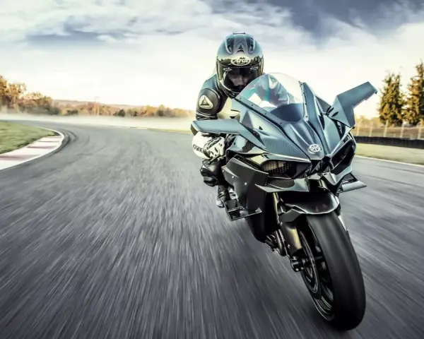 Motocyklista na torze wyścigowym na Kawasaki H2R. Poznaj Kawasaki H2R dane techniczne i poczuj moc.