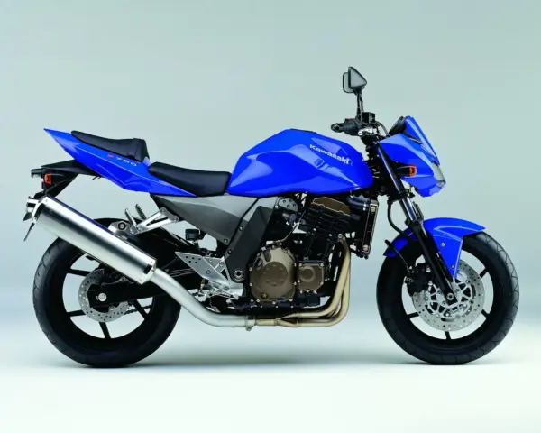 Niebieski motocykl Kawasaki Z750R z błyszczącym wydechem i sportowym designem.