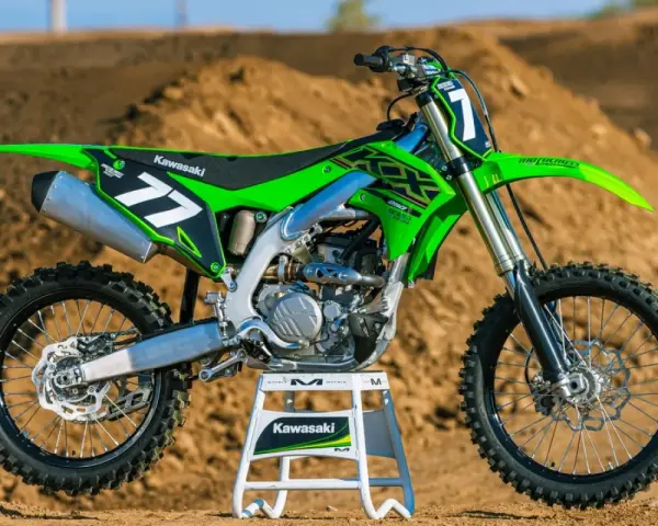 Zielony motocykl Kawasaki KXF 250 na stojaku, gotowy do jazdy. Poznaj jego kawasaki kxf 250 dane techniczne.