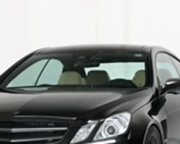 Czarny Mercedes coupe z tuningiem Brabus. Zastanawiasz się, ile kosztuje tuning Brabus?