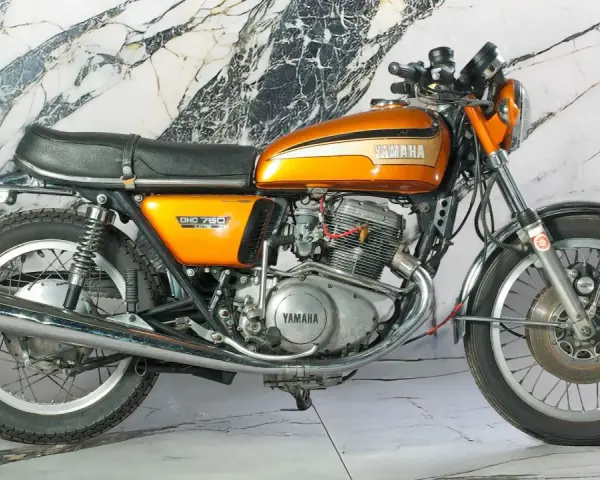 Pomarańczowy motocykl Yamaha DHC 750, klasyk z lat 70. Jego yamaha xtz 750 dane techniczne to legenda.