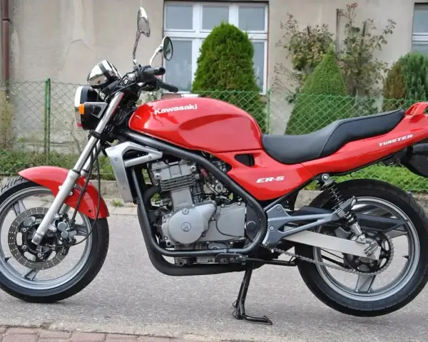 Czerwony motocykl Kawasaki ER-5 Twister. Poznaj jego dane techniczne i poczuj wolność na drodze.