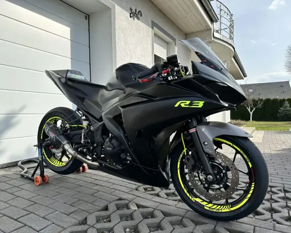 Czarny matowy motocykl Yamaha R3 z żółtymi akcentami. Poznaj jego yamaha r3 dane techniczne i poczuj moc!