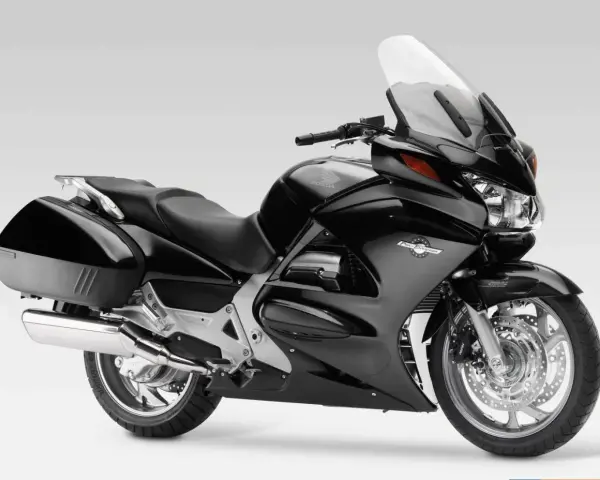 Czarny motocykl Honda ST 1300 Pan European. Choć ceniony za komfort, jego wady to m.in. waga i ograniczona zwrotność.