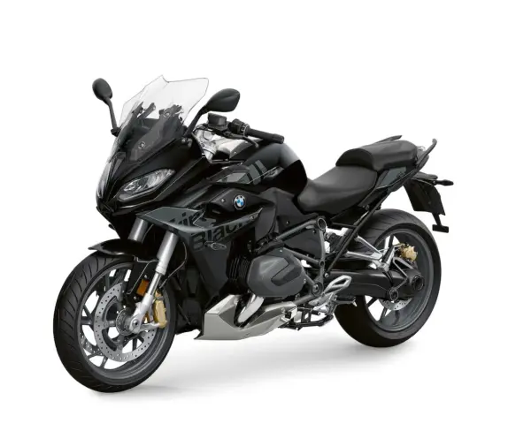 Czarny motocykl BMW 1250 RS z przyciemnianą szybą i sportowym wyglądem, gotowy na każdą podróż.