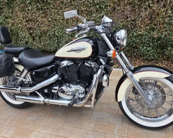 Czarny motocykl Honda Shadow 1100 z kremowym bakiem i sakwami. Idealny na długie trasy, sprawdź honda shadow 1100 dane techniczne.
