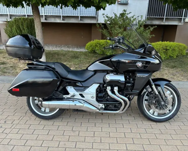 Czarny motocykl Honda CTX 1300 z kufrem centralnym i bocznymi, gotowy na podróż.