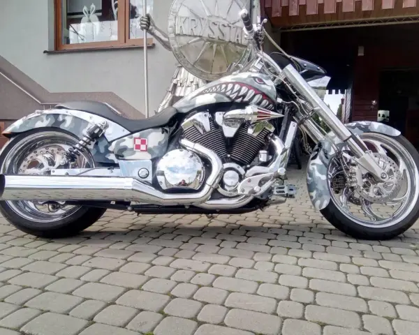 Customowy motocykl Honda VTX 1800 w malowaniu kamuflażowym z grafiką rekina. Dane techniczne tego potwora budzą respekt.
