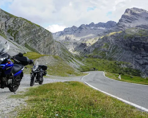 Alpy motocyklem: Planuj podróż marzeń! Trasy, koszty, porady