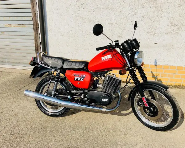 Czerwony motocykl MZ ETZ 251. Dane techniczne tego klasyka z NRD są imponujące, a jego wygląd wciąż przyciąga wzrok.