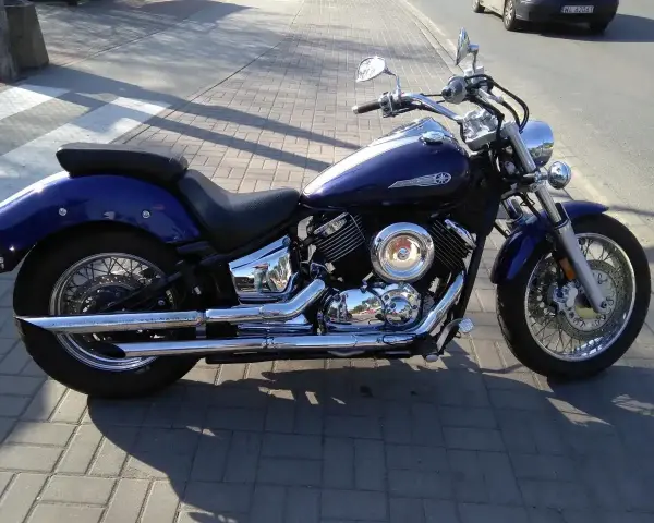 Granatowy motocykl Yamaha Drag Star 1100, z chromowanymi elementami. Idealny do podróży, jego yamaha drag star 1100 dane techniczne zachwycają.