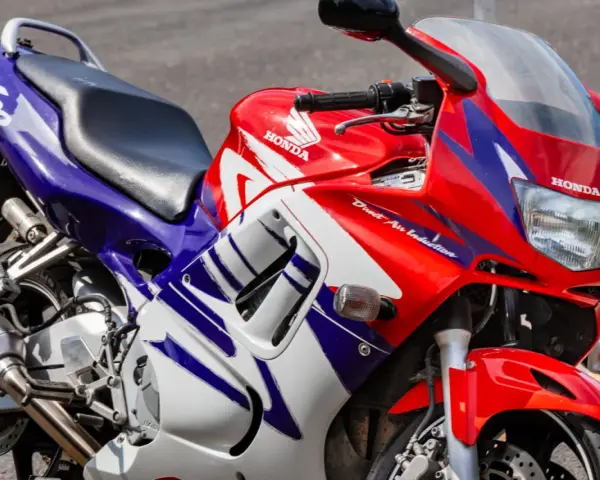 Sportowy motocykl Honda CBR F3 w czerwono-biało-niebieskich barwach.