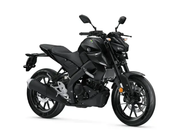 Czarny motocykl Yamaha MT-125 na białym tle. Sprawdź jego wymiary, w tym Yamaha MT 125 wysokość siedzenia, aby dopasować go do siebie.