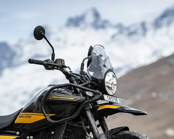 Royal Enfield Himalayan 650 gotowy na przygodę w górach.