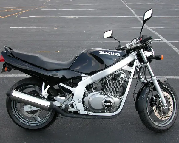 Czarny motocykl Suzuki GS 500, idealny do miasta. Poznaj jego dane techniczne i poczuj wolność na drodze.