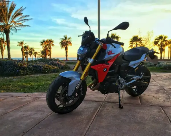 BMW F900XR na tle palem i zachodzącego słońca. Idealny motocykl na wakacyjne podróże.