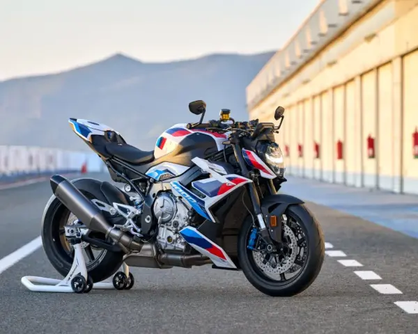 Potężny motocykl BMW M1000R w barwach M, gotowy do podboju toru wyścigowego.