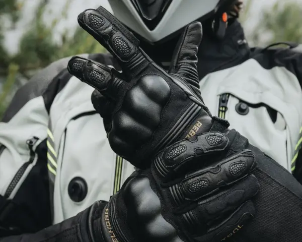 Za ciasne rękawice motocyklowe? Rozciągnij je bezpiecznie!